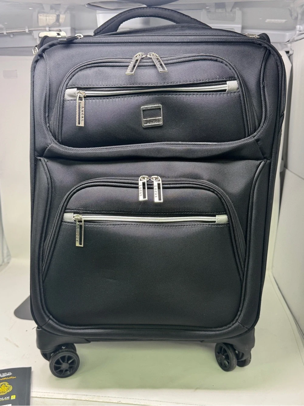 LUCAS LIGHTWEIGHT CARRY ON LUGGAGE SPINNER WHEELS 22in